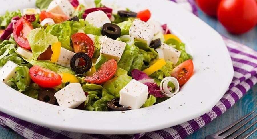  recipiente profundo con la lechuga, el pepino, los jitomates, las aceitunas y el queso feta