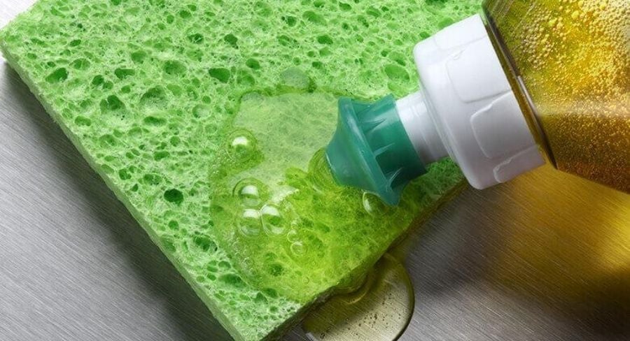 Cómo quitar manchas de grasa en la ropa