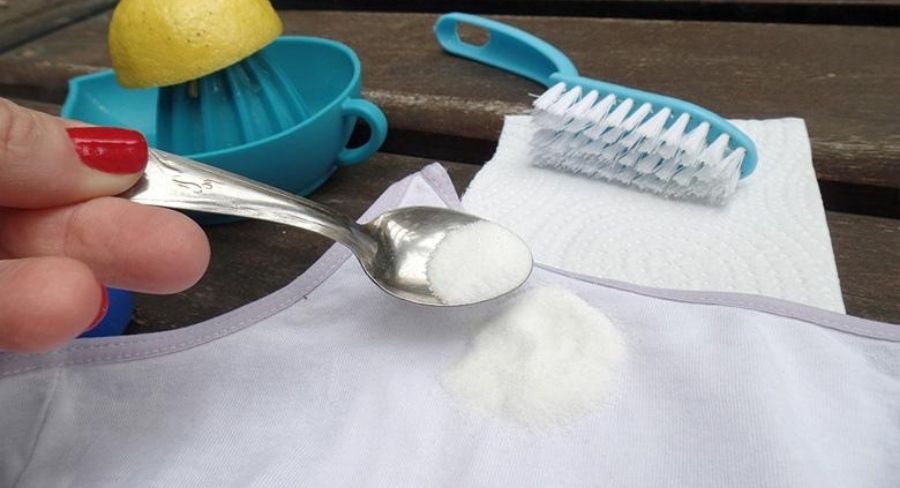 Quitar manchas de aceite: Pon una buena cantidad de sal fina o bicarbonato sobre la mancha y déjala reposar unos 15 minutos para que absorba la mayor cantidad de aceite posible.