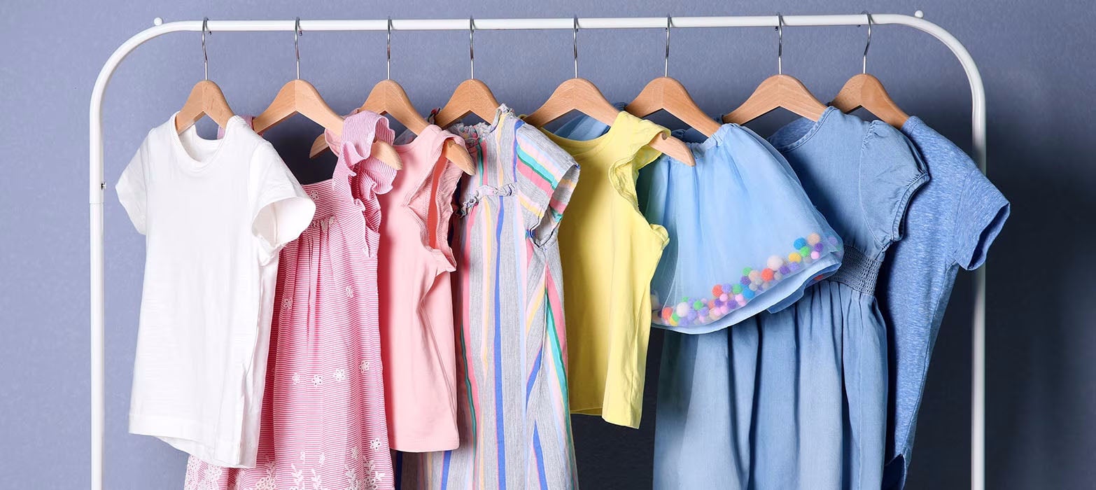 Regalar una segunda vida a la ropa que ya no usas es una manera fácil y sencilla de cuidar del medio ambiente y disminuir el consumo. Pero antes, asegúrate de saber cómo desinfectar ropa usada