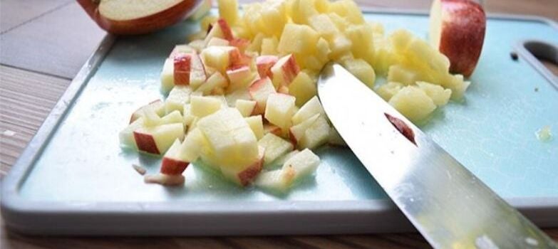 manzana picada en trozos pequeños