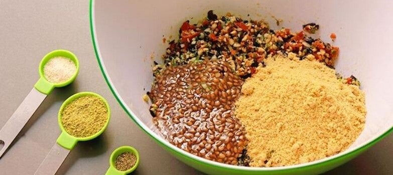 Añadiendo miga de pan a la mezcla