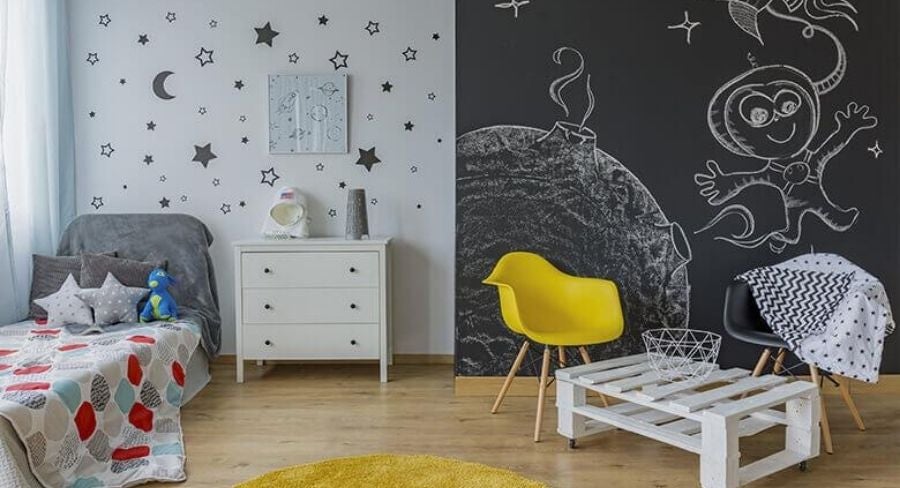Habitación de niño con pintura de pizarra en la pared