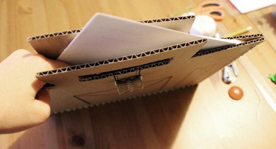 Portafolio en cartón con documentos dentro