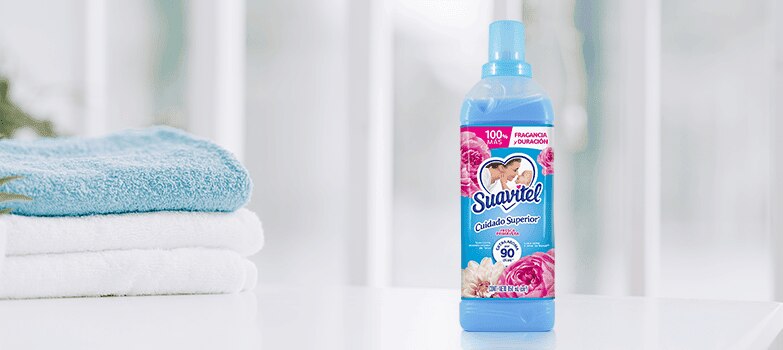 Suavitel Fresca Primavera con toallas suavizadas en el fondo