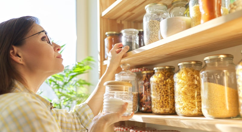Mujer mirando ingredientes