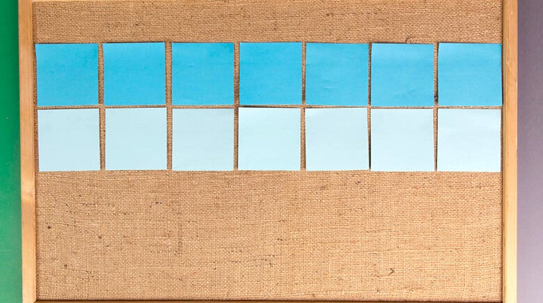 llenando cuadro con papeles azules