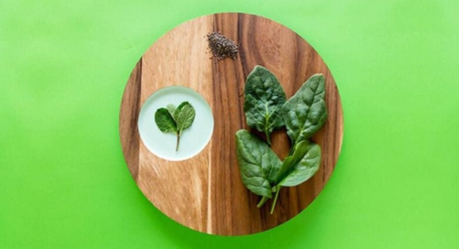 Toma un puño de espinacas, un puñito de menta y una cucharada de chía.