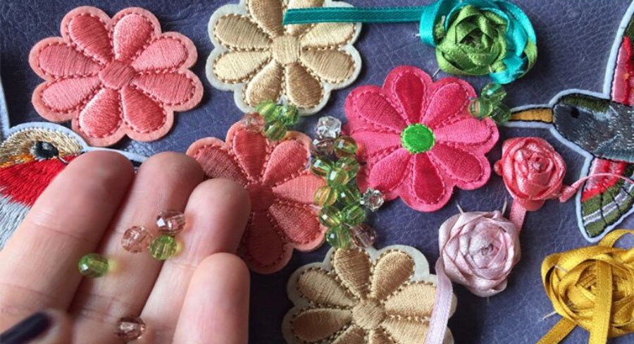 Flores y colibrí como elementos de decoración para bolso