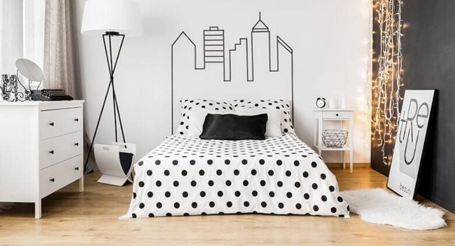 Habitación con pintura de pizarra en la pared