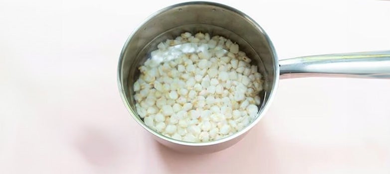 Maíz blanco en olla para cocinar