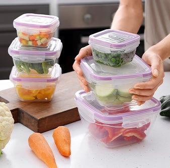 Su nueva fórmula todo en uno tiene 4 veces más poder para eliminar malos olores y despegar la grasa de tus contenedores de plástico y vajilla