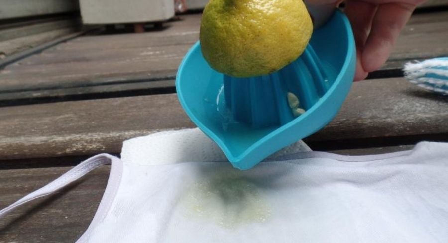 Quitar manchas de aceite: Pon unas gotas de jugo de limón y déjalo reposar unos minutos