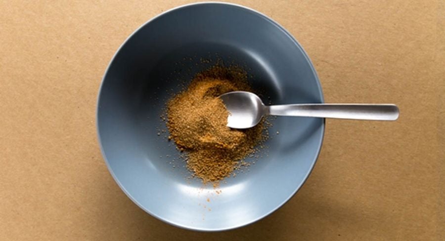 Mezcla el azúcar y la canela en un plato hondo.