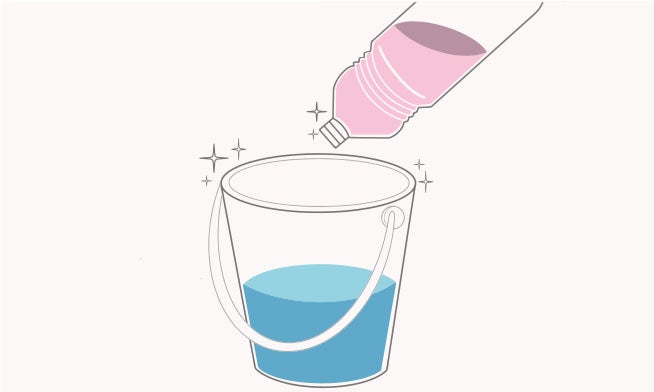 Vierte un chorrito de limpiador multiusos en media cubeta con agua para limpiar fácilmente grasa, polvo y mugre 