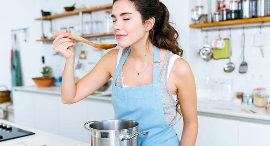 Mujer probando arroz