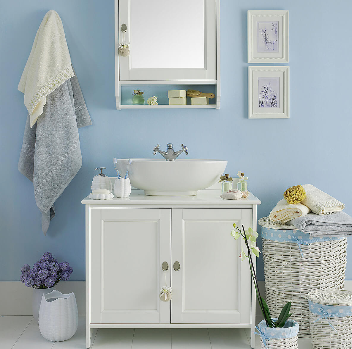 Ilumina tus pisos, sin residuos y sin necesidad de enjuagar. Limpiador líquido concentrado para pisos, paredes, cocina y baños.