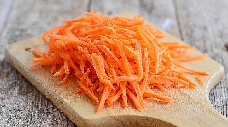 Zanahoria picada sobre una tabla de madera