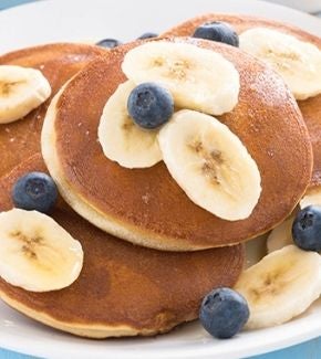 pancakes-con-banano-y-arandanos-thumbnail
