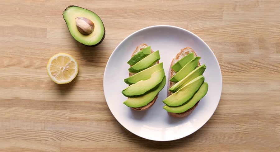 pan-tostado-aguacate-y-limón