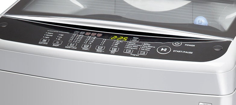 Panel de control de la lavadora, con botones y pantalla digital para seleccionar ciclos de lavado, temperatura y otras opciones de lavado.