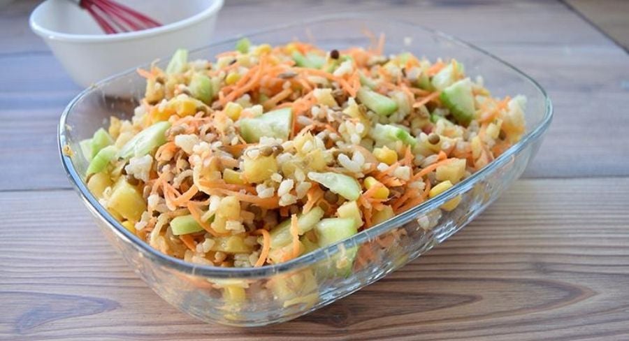 Ensaladas vegetarianas de arroz, frutas y lentejas