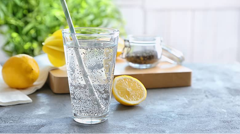 vaso con semillas en la mesa