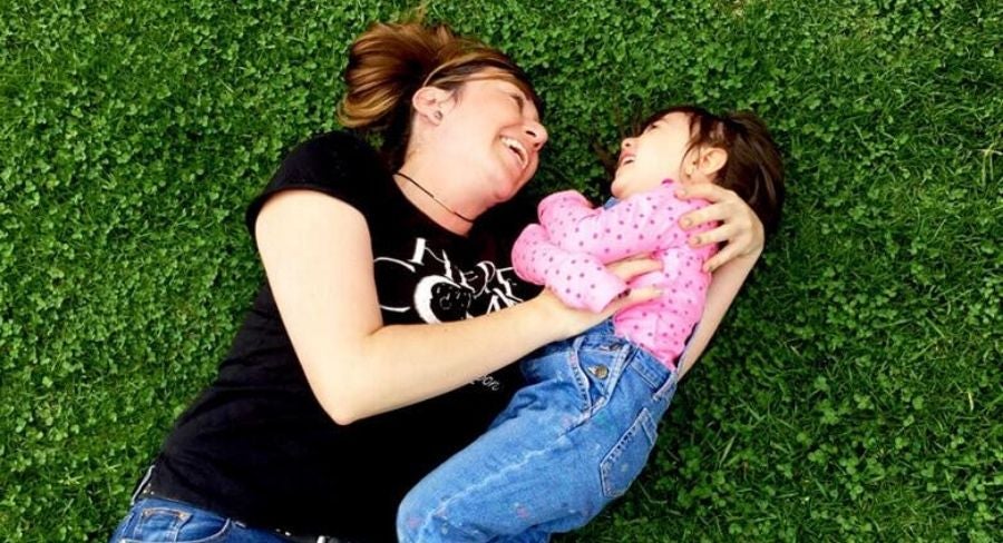 mamá e hija en el pasto