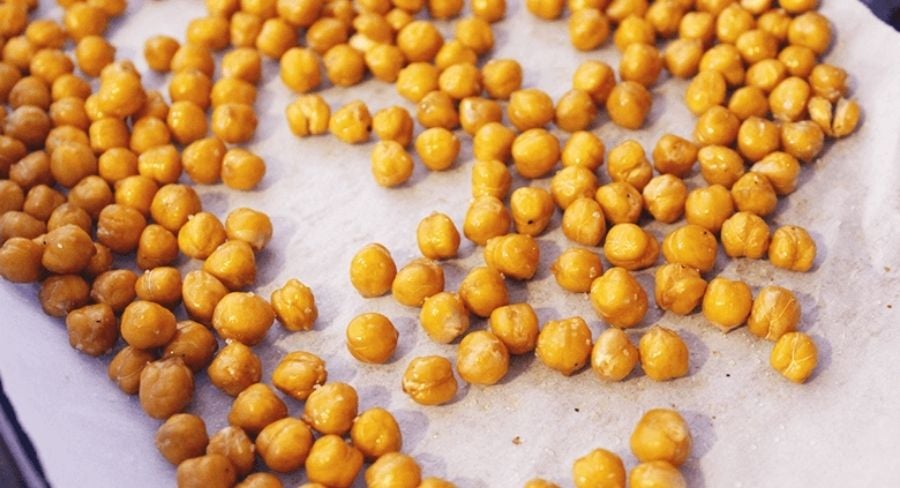 En un recipiente mezclamos el aceite de oliva con la sal y la pimienta