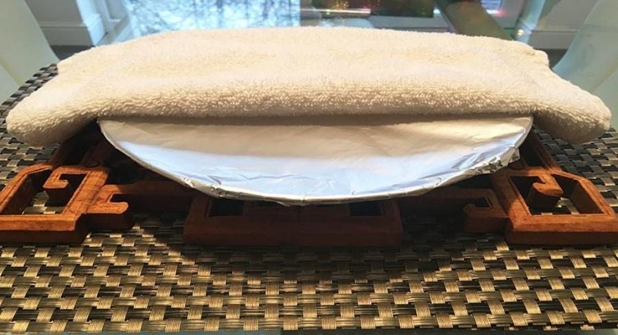 Toalla encima de sartén 