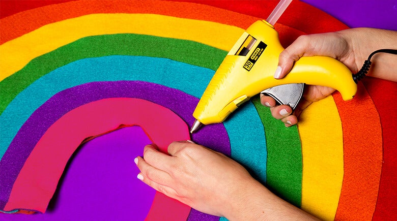 manos pegando una linea de tela con silicon