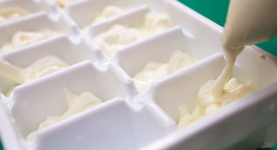 prepara un batido de fruta para un desayuno rápido