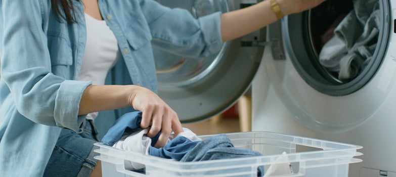 Persona separando ropa para el lavado