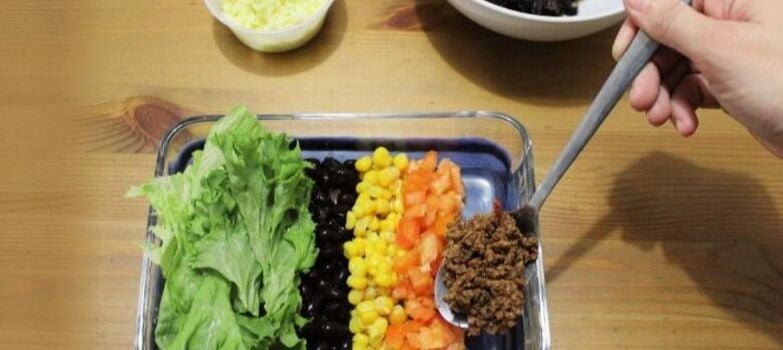 sirviendo por partes