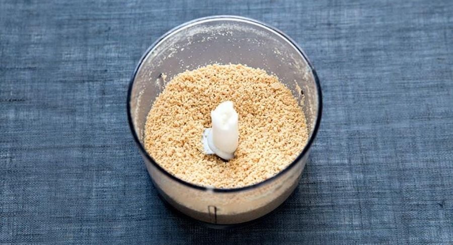 procesador de alimentos con los ingredientes triturados