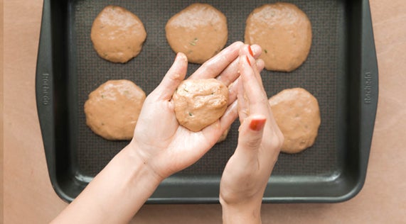 Galletas sin leche ni huevo: Forma bolas de masa y agrega a la charola