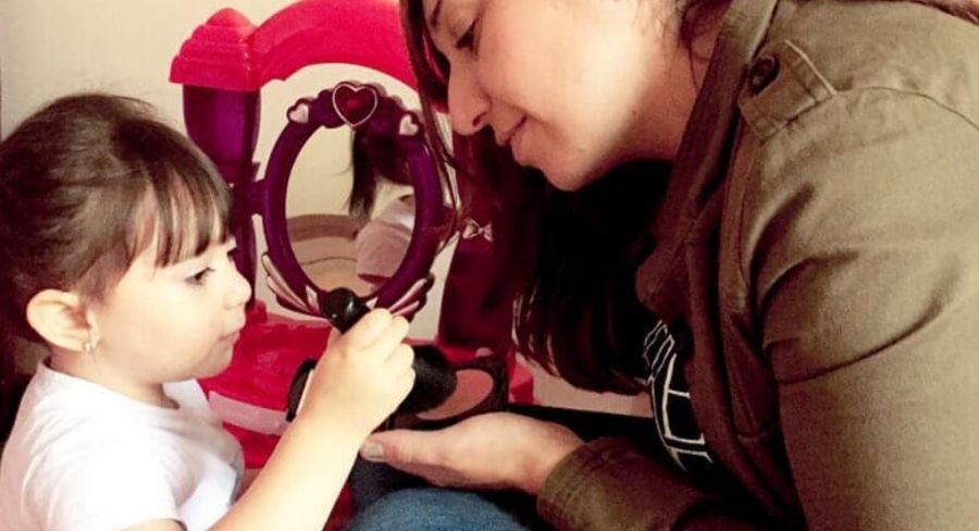 mamá e hija jugando