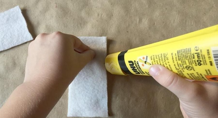 Uniendo tela con pegamento