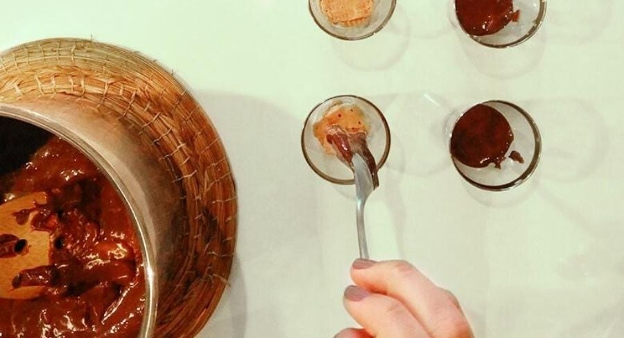 Luego agrega sobre la galleta una capa de mezcla de chocolate.