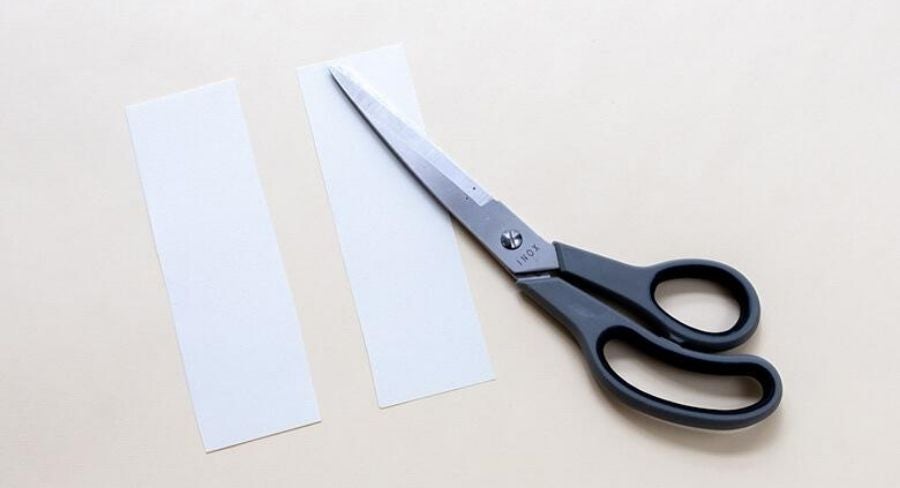 Papel cortado por la mitad