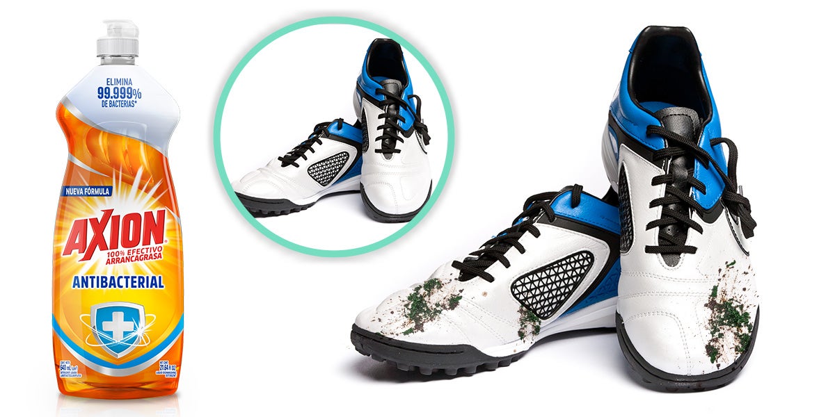 Vierte vinagre sobre la mancha y frota con una esponja o cepillo de dientes. Pon agua fría en un recipiente y sumerge los pantalones. Deja que se remojen durante 15 minutos