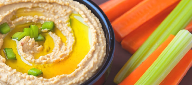 Bastones de verduras con humus