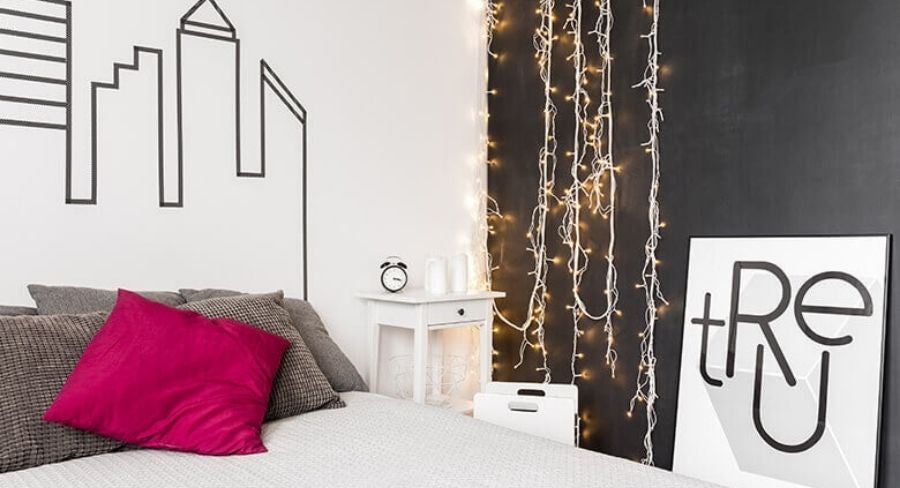 Pared de habitación decorada con luces de navidad