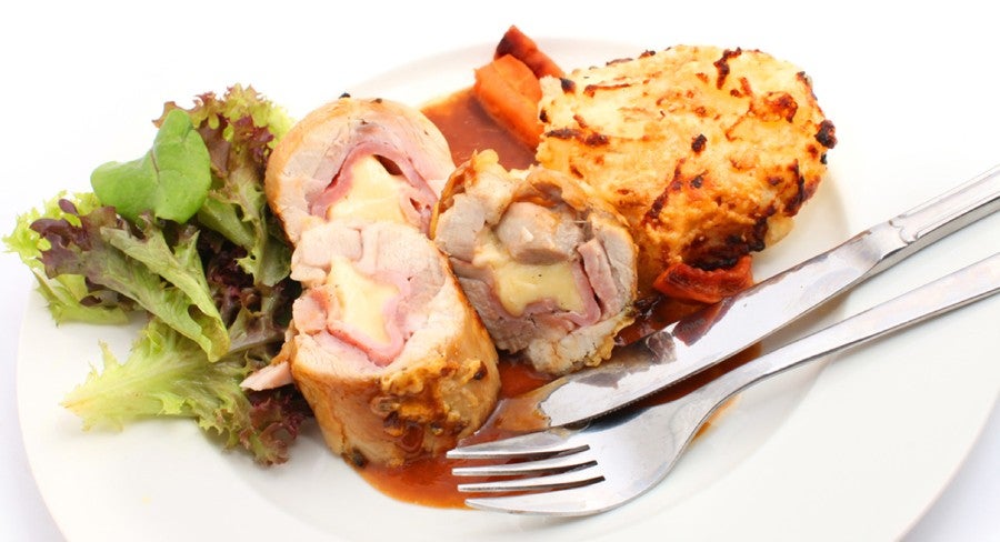 plato de pechuga rellena con jamón y queso