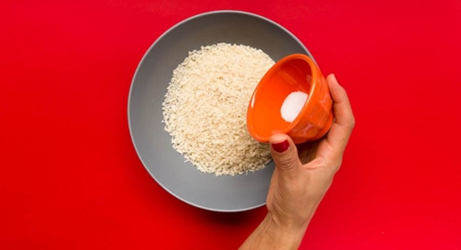 Mezcla el Panko empanizador, el ajo en polvo y la sal