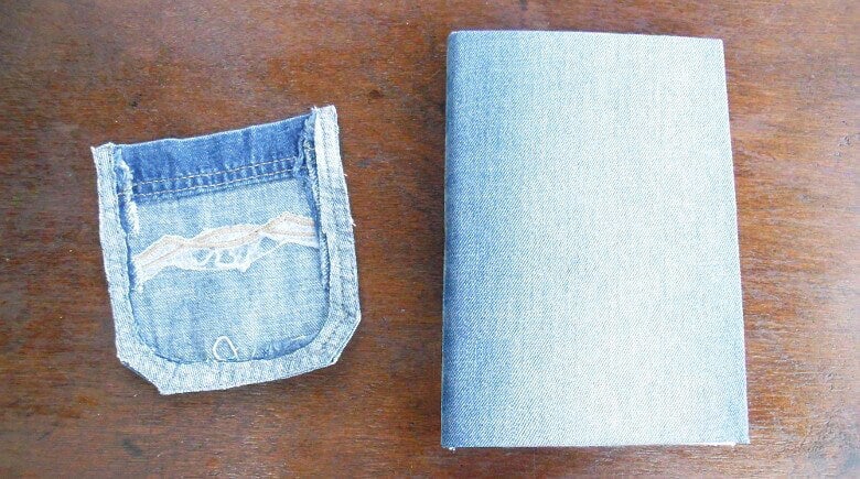 bolsillo y cuaderno en fonde de madera