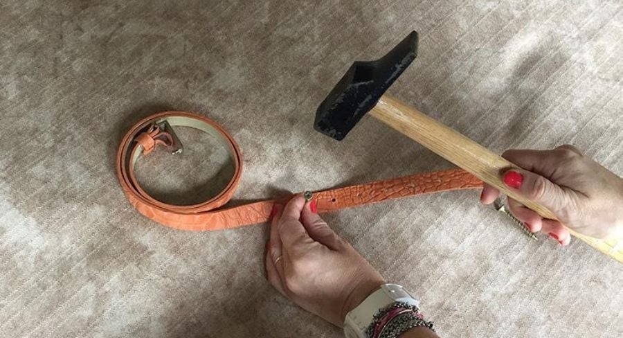 Hacer agujeros con la ayuda del martillo y tornillos