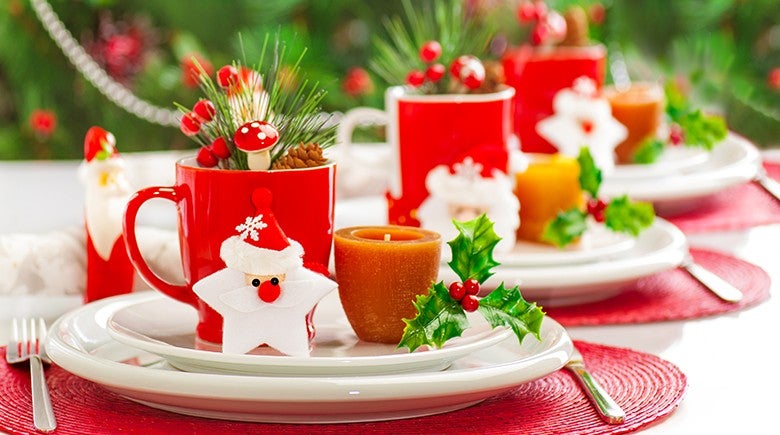 Mesa y vajilla decorada para navidad