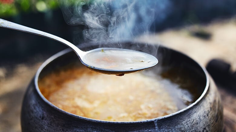 Cuchara con sopa caliente