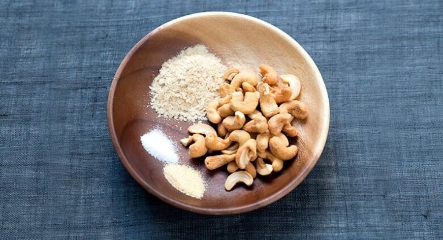 taza de nuez de la india, cucharadas de levadura nutricional, cucharadita de sal, cucharadita de ajo en polvo.